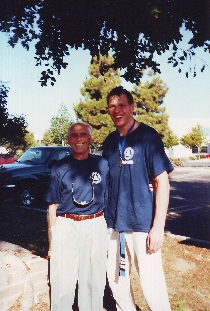Grandmaster Hélio Gracie standing with Ryan Deichert